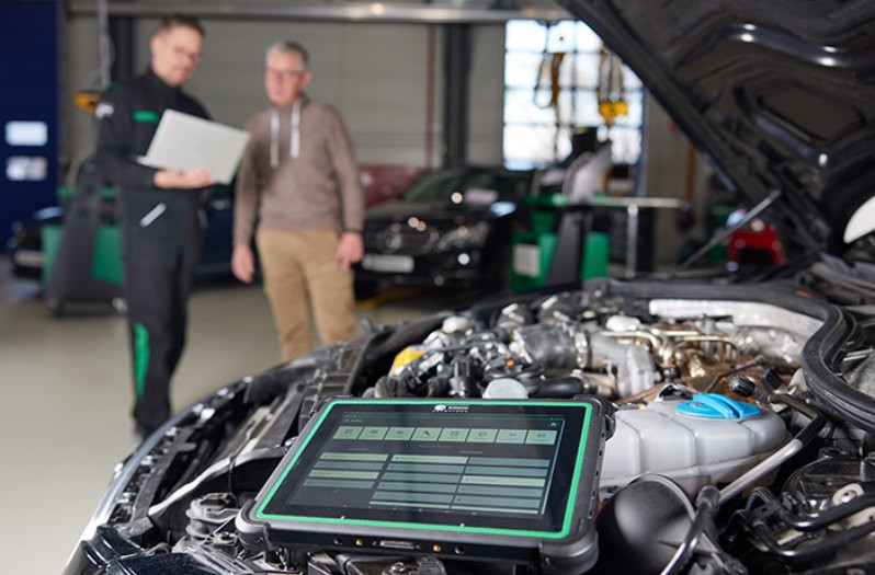 Hella Gutmann Diagnose in einer Werkstatt am Fahrzeug.